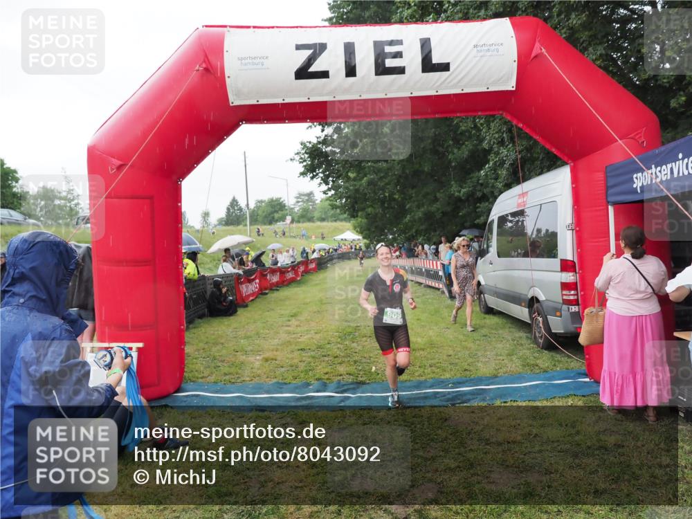 21.06.2025 - 27. Vierlanden-Triathlon MichiJ http://msf.ph/oto/8043092 15.06.2026 13:39:35 Ziel 909 meine-sportfotos.de
