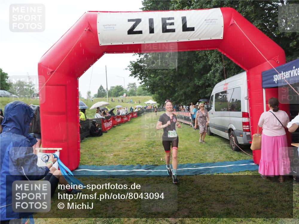 21.06.2025 - 27. Vierlanden-Triathlon MichiJ http://msf.ph/oto/8043094 15.06.2026 13:39:35 Ziel 909 meine-sportfotos.de