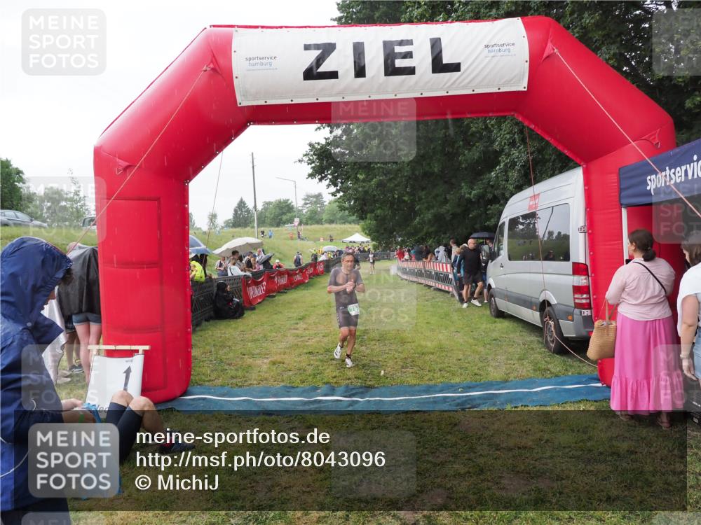 21.06.2025 - 27. Vierlanden-Triathlon MichiJ http://msf.ph/oto/8043096 15.06.2026 13:39:44 Ziel 780, 834 meine-sportfotos.de