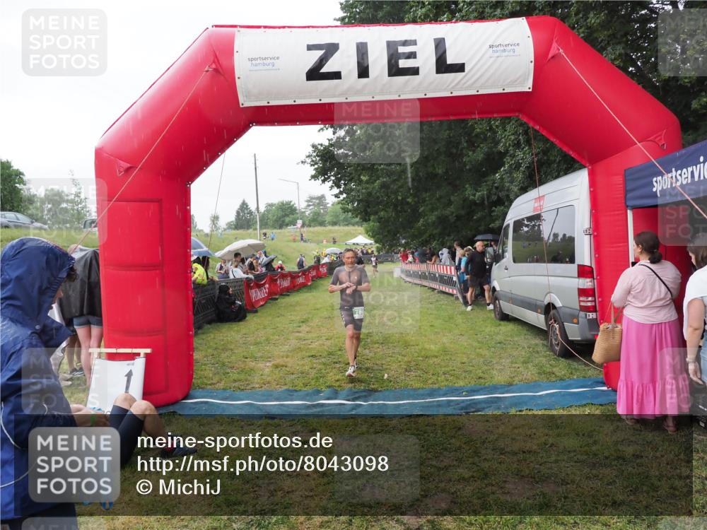 21.06.2025 - 27. Vierlanden-Triathlon MichiJ http://msf.ph/oto/8043098 15.06.2026 13:39:45 Ziel 780, 834 meine-sportfotos.de