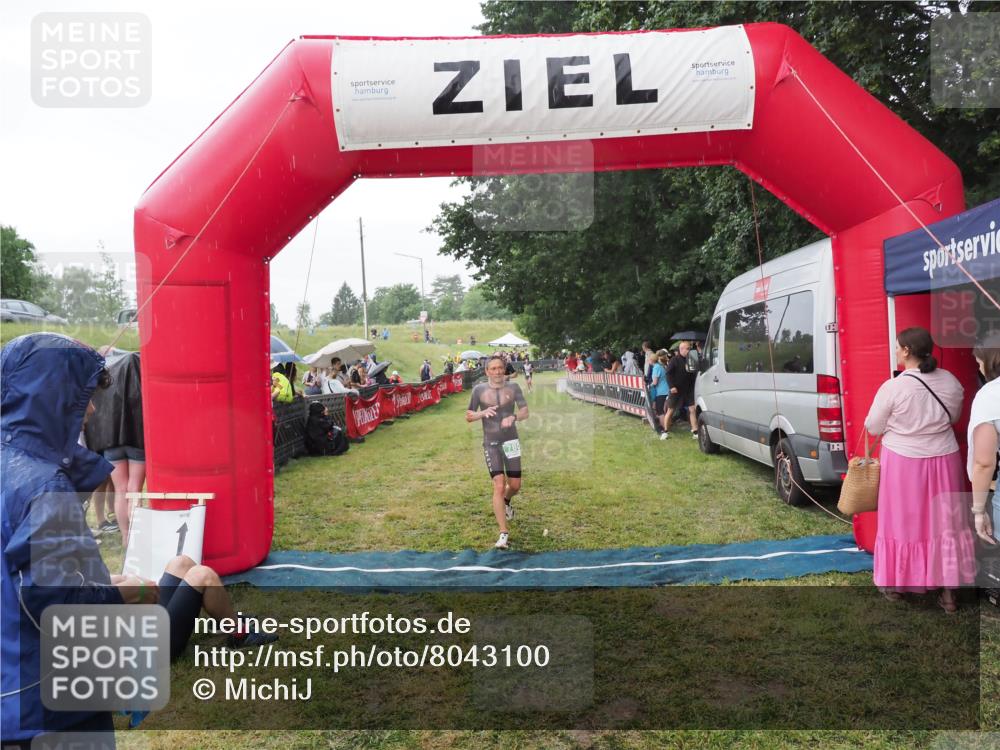 21.06.2025 - 27. Vierlanden-Triathlon MichiJ http://msf.ph/oto/8043100 15.06.2026 13:39:45 Ziel 780, 834 meine-sportfotos.de