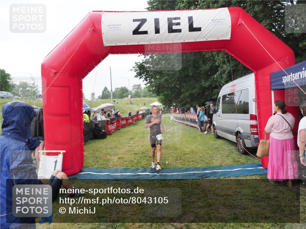 21.06.2025 - 27. Vierlanden-Triathlon MichiJ http://msf.ph/oto/8043105 15.06.2026 13:39:45 Ziel 780, 834 meine-sportfotos.de