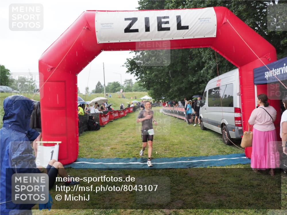 21.06.2025 - 27. Vierlanden-Triathlon MichiJ http://msf.ph/oto/8043107 15.06.2026 13:39:45 Ziel 780, 834 meine-sportfotos.de