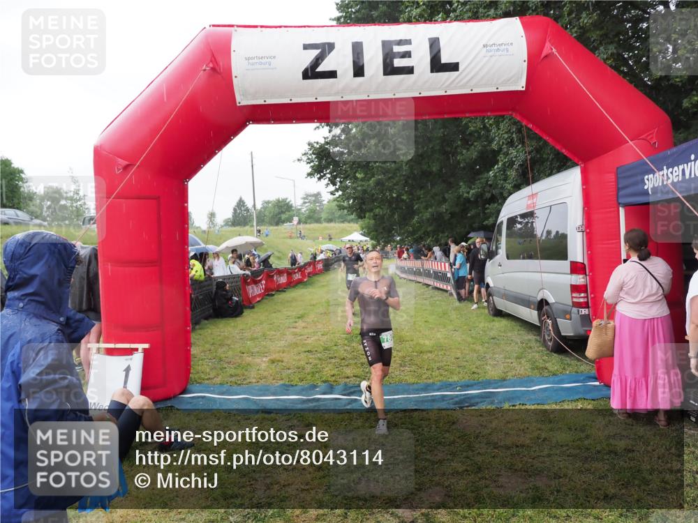 21.06.2025 - 27. Vierlanden-Triathlon MichiJ http://msf.ph/oto/8043114 15.06.2026 13:39:45 Ziel 780, 834 meine-sportfotos.de