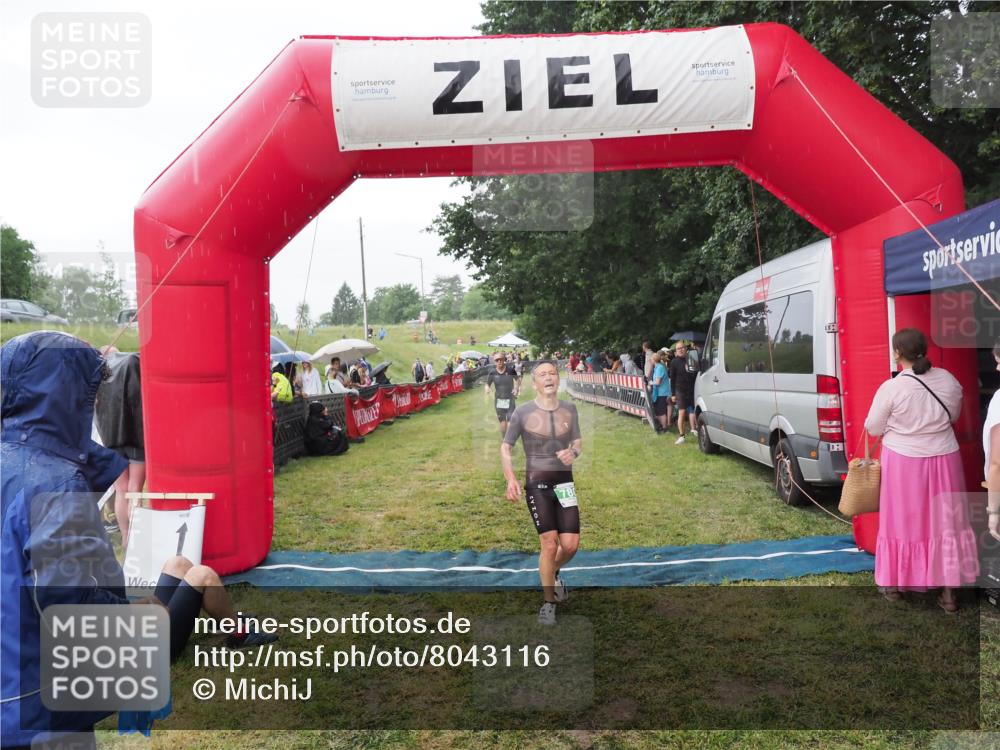 21.06.2025 - 27. Vierlanden-Triathlon MichiJ http://msf.ph/oto/8043116 15.06.2026 13:39:46 Ziel 780, 834 meine-sportfotos.de