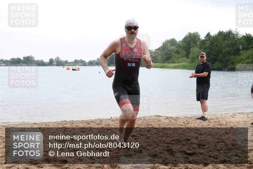 21.06.2025 - 27. Vierlanden-Triathlon Lena Gebhardt http://msf.ph/oto/8043120 15.06.2025 13:24:40 Schwimmen 1256 meine-sportfotos.de