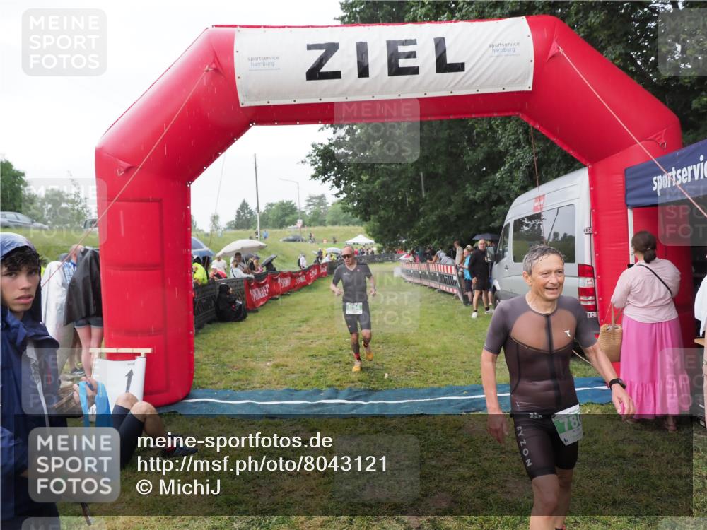 21.06.2025 - 27. Vierlanden-Triathlon MichiJ http://msf.ph/oto/8043121 15.06.2026 13:39:47 Ziel 780, 834 meine-sportfotos.de