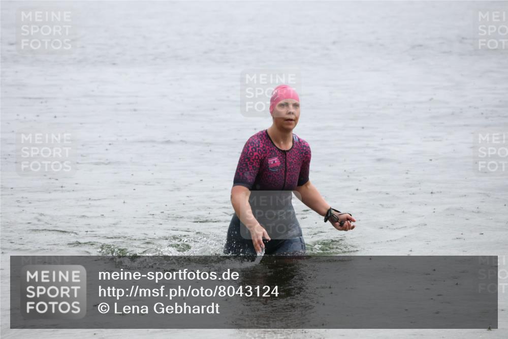 21.06.2025 - 27. Vierlanden-Triathlon Lena Gebhardt http://msf.ph/oto/8043124 15.06.2025 13:25:02 Schwimmen 1301 meine-sportfotos.de