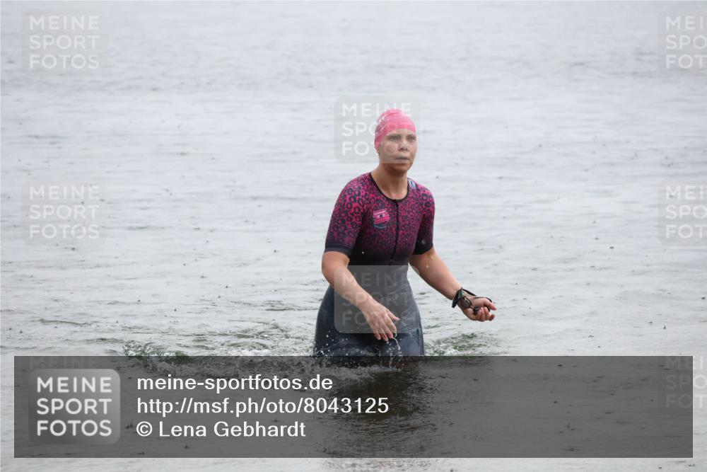21.06.2025 - 27. Vierlanden-Triathlon Lena Gebhardt http://msf.ph/oto/8043125 15.06.2025 13:25:03 Schwimmen 1301 meine-sportfotos.de