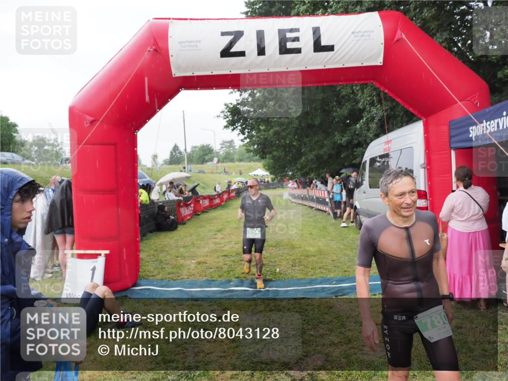 21.06.2025 - 27. Vierlanden-Triathlon MichiJ http://msf.ph/oto/8043128 15.06.2026 13:39:47 Ziel 780, 834 meine-sportfotos.de