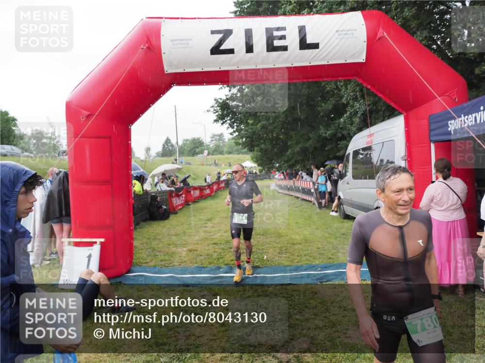 21.06.2025 - 27. Vierlanden-Triathlon MichiJ http://msf.ph/oto/8043130 15.06.2026 13:39:48 Ziel 780, 834 meine-sportfotos.de