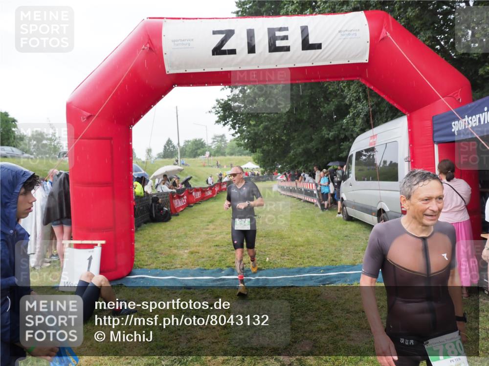 21.06.2025 - 27. Vierlanden-Triathlon MichiJ http://msf.ph/oto/8043132 15.06.2026 13:39:48 Ziel 780, 834 meine-sportfotos.de