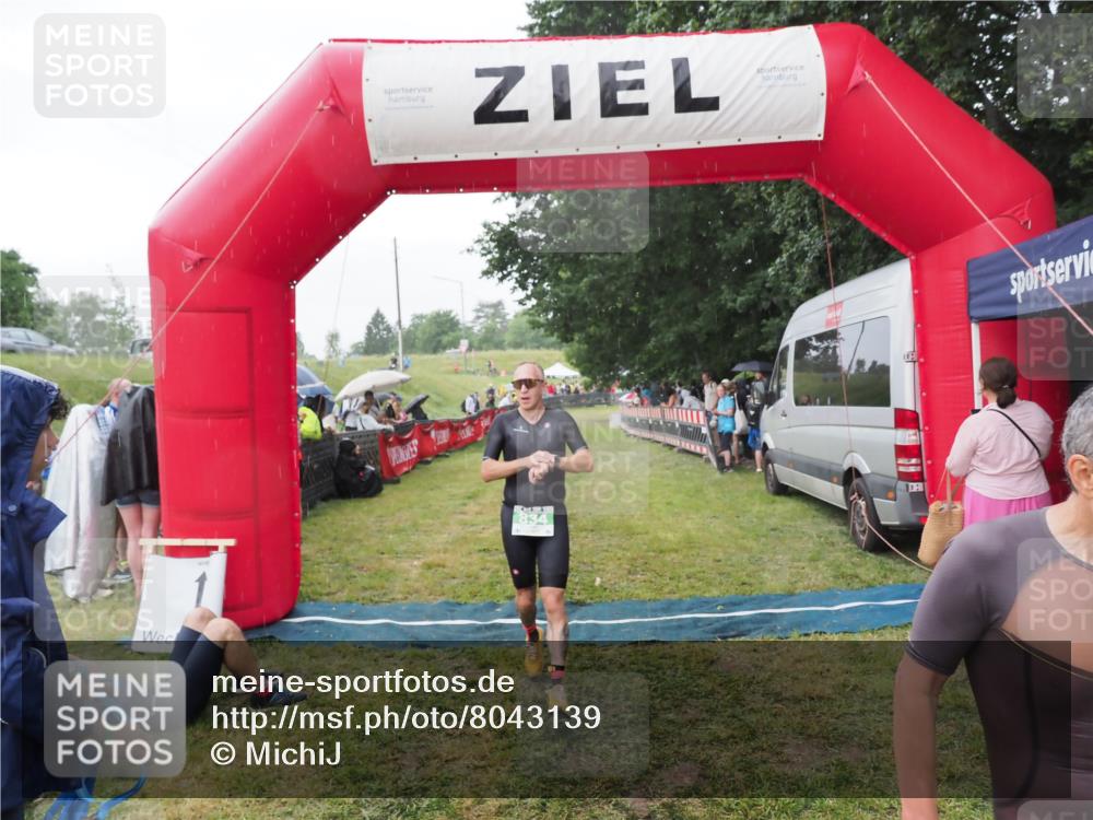 21.06.2025 - 27. Vierlanden-Triathlon MichiJ http://msf.ph/oto/8043139 15.06.2026 13:39:48 Ziel 780, 834 meine-sportfotos.de