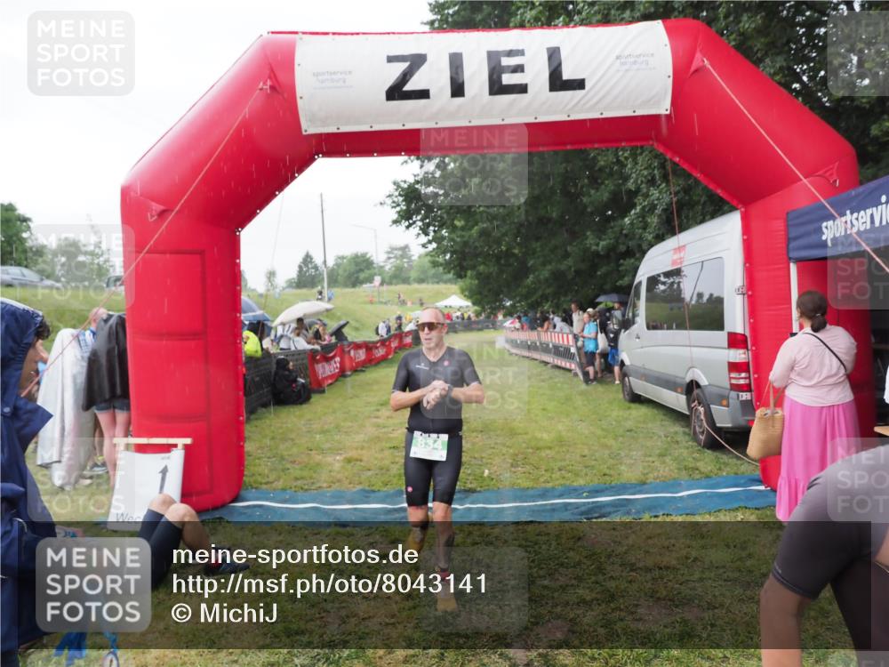 21.06.2025 - 27. Vierlanden-Triathlon MichiJ http://msf.ph/oto/8043141 15.06.2026 13:39:48 Ziel 780, 834 meine-sportfotos.de