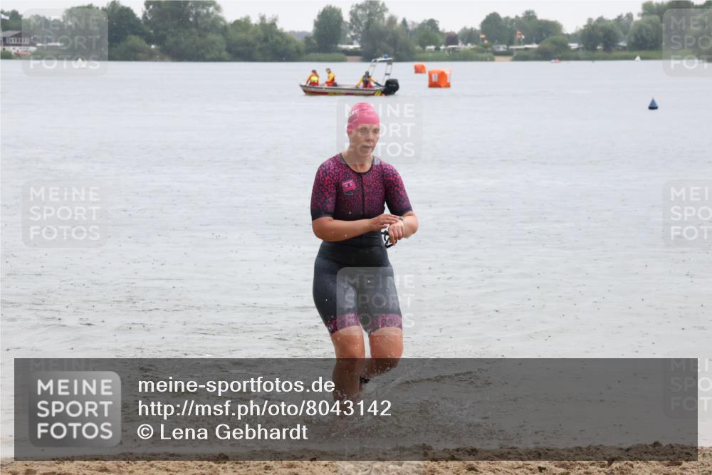 21.06.2025 - 27. Vierlanden-Triathlon Lena Gebhardt http://msf.ph/oto/8043142 15.06.2025 13:25:07 Schwimmen 1301 meine-sportfotos.de