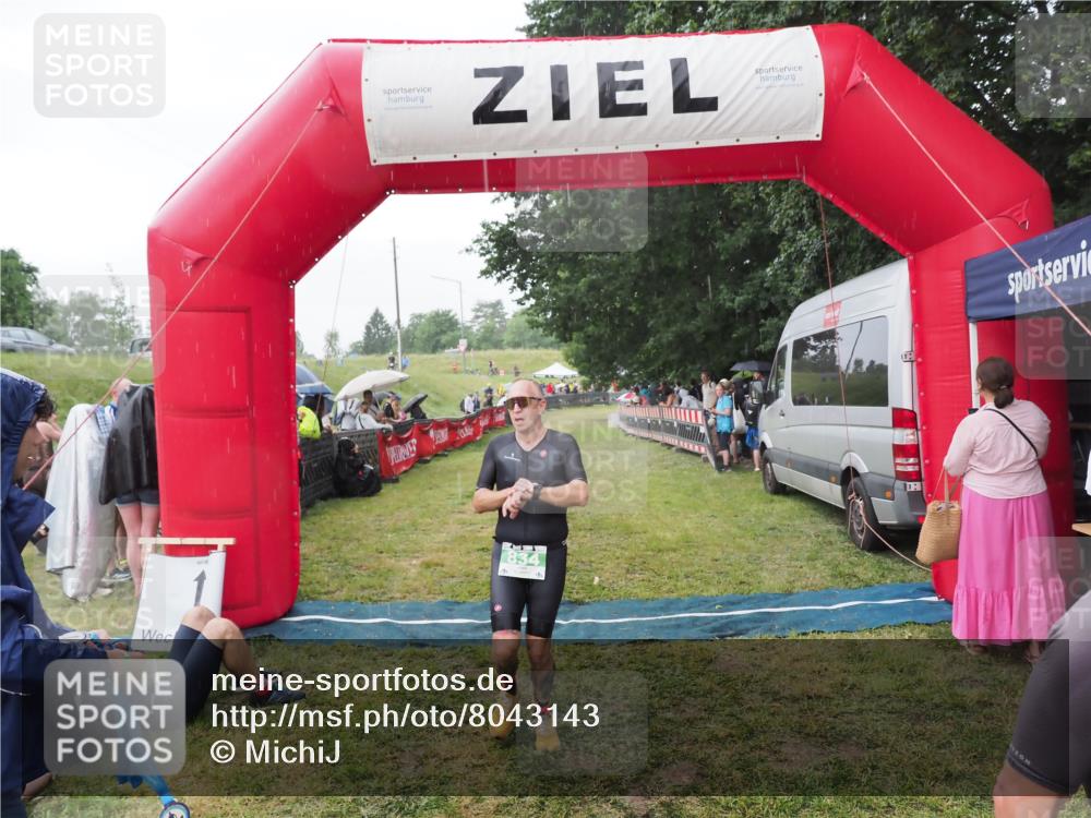 21.06.2025 - 27. Vierlanden-Triathlon MichiJ http://msf.ph/oto/8043143 15.06.2026 13:39:48 Ziel 780, 834 meine-sportfotos.de