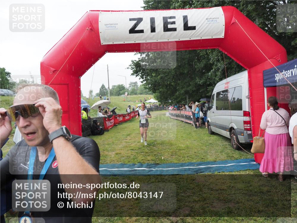 21.06.2025 - 27. Vierlanden-Triathlon MichiJ http://msf.ph/oto/8043147 15.06.2026 13:39:52 Ziel 780, 834, 929 meine-sportfotos.de
