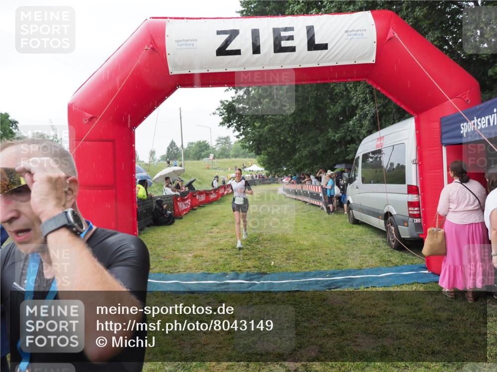 21.06.2025 - 27. Vierlanden-Triathlon MichiJ http://msf.ph/oto/8043149 15.06.2026 13:39:52 Ziel 780, 834, 929 meine-sportfotos.de
