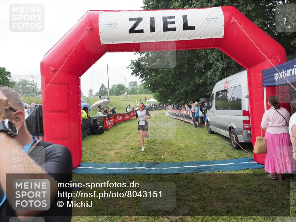 21.06.2025 - 27. Vierlanden-Triathlon MichiJ http://msf.ph/oto/8043151 15.06.2026 13:39:52 Ziel 780, 834, 929 meine-sportfotos.de
