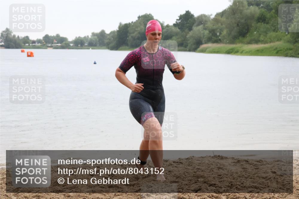 21.06.2025 - 27. Vierlanden-Triathlon Lena Gebhardt http://msf.ph/oto/8043152 15.06.2025 13:25:09 Schwimmen 1301 meine-sportfotos.de