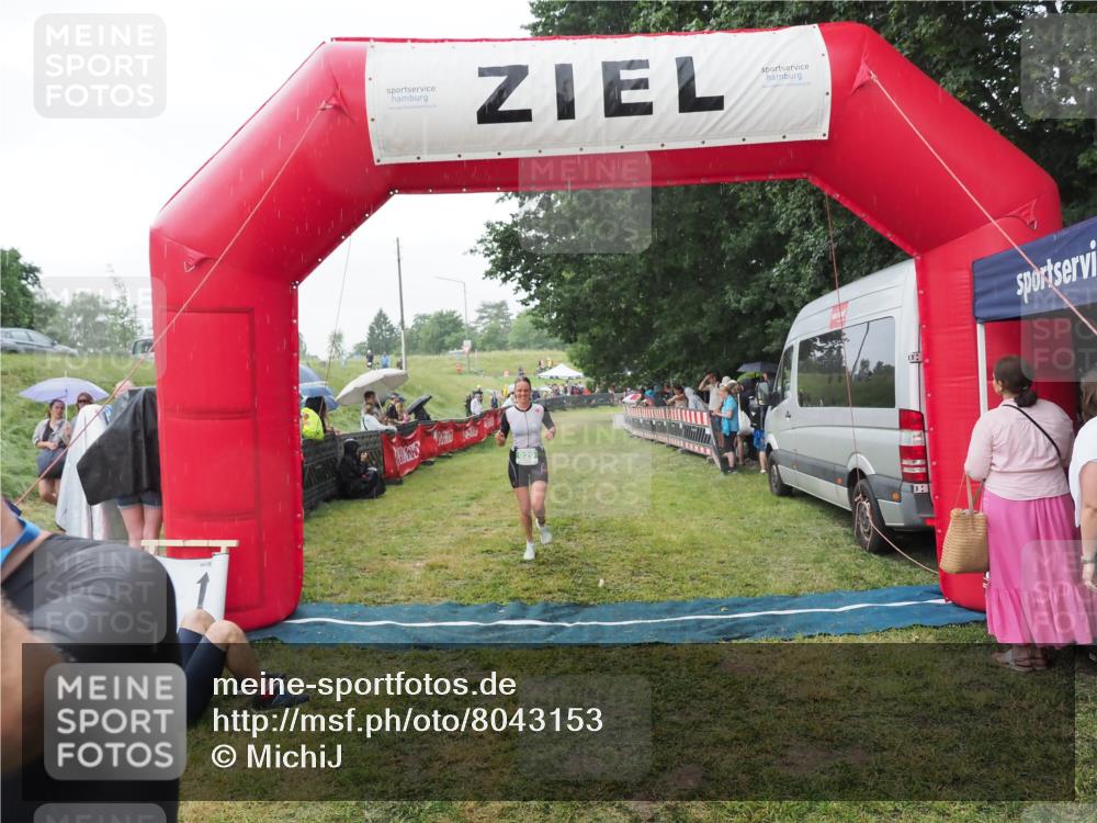 21.06.2025 - 27. Vierlanden-Triathlon MichiJ http://msf.ph/oto/8043153 15.06.2026 13:39:53 Ziel 834, 929 meine-sportfotos.de