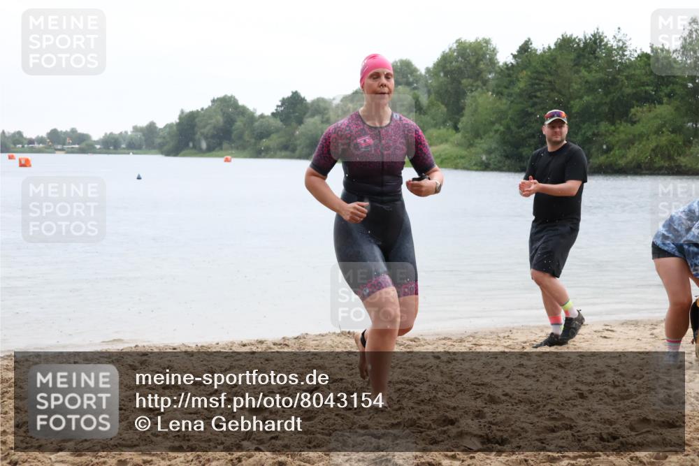21.06.2025 - 27. Vierlanden-Triathlon Lena Gebhardt http://msf.ph/oto/8043154 15.06.2025 13:25:10 Schwimmen 1301 meine-sportfotos.de