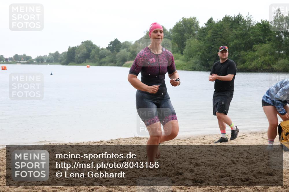 21.06.2025 - 27. Vierlanden-Triathlon Lena Gebhardt http://msf.ph/oto/8043156 15.06.2025 13:25:10 Schwimmen 1301 meine-sportfotos.de