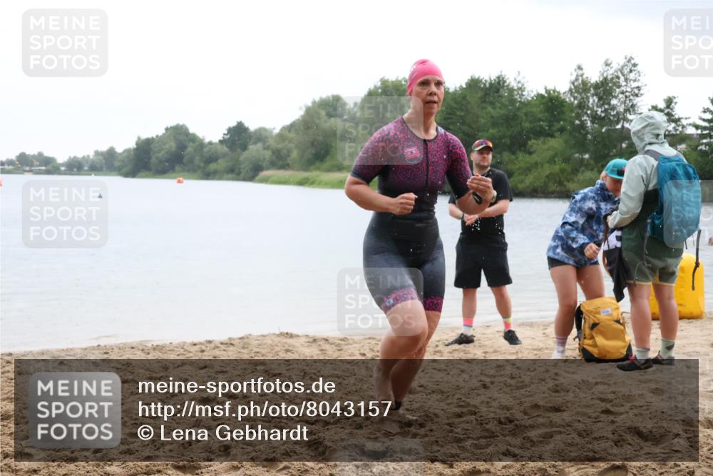 21.06.2025 - 27. Vierlanden-Triathlon Lena Gebhardt http://msf.ph/oto/8043157 15.06.2025 13:25:10 Schwimmen 1301 meine-sportfotos.de