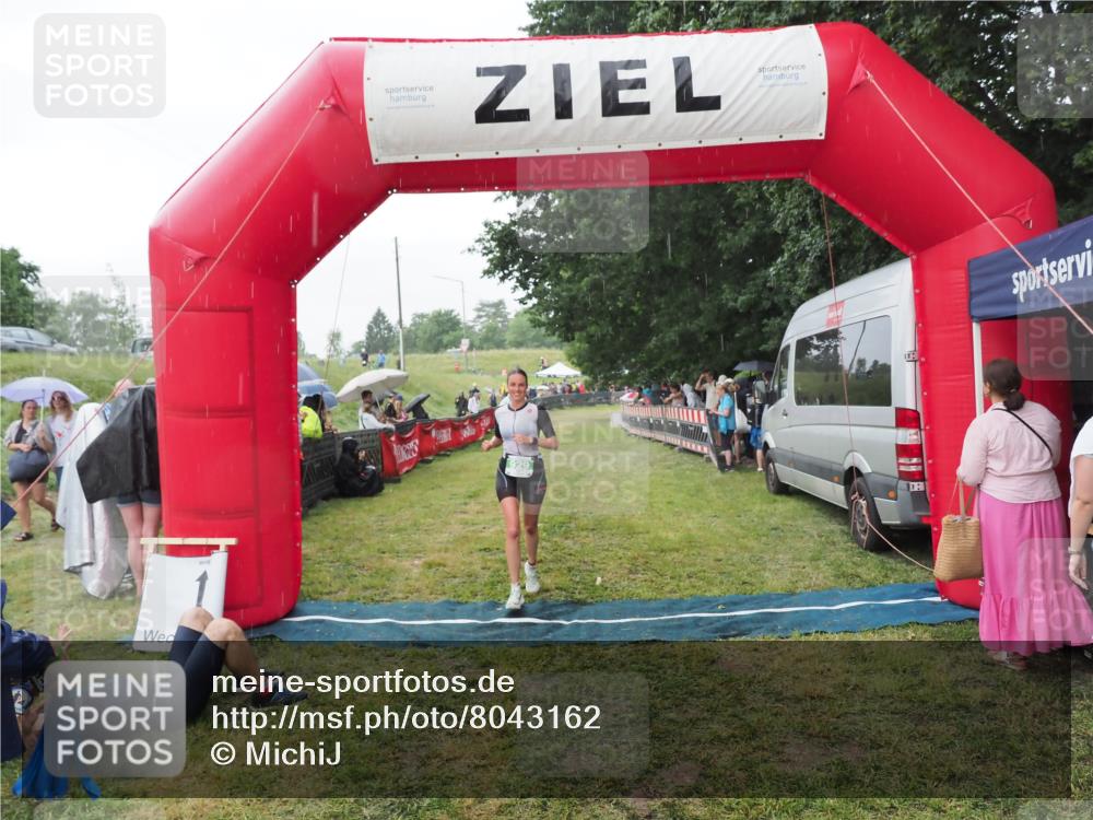 21.06.2025 - 27. Vierlanden-Triathlon MichiJ http://msf.ph/oto/8043162 15.06.2026 13:39:53 Ziel 834, 929 meine-sportfotos.de