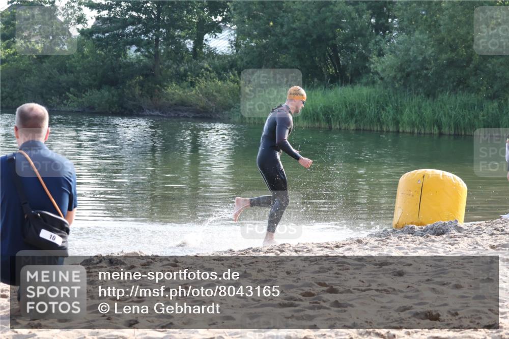 15.06.2025 - 27. Vierlanden-Triathlon Lena Gebhardt http://msf.ph/oto/8043165 15.06.2025 08:07:00 Schwimmen  meine-sportfotos.de