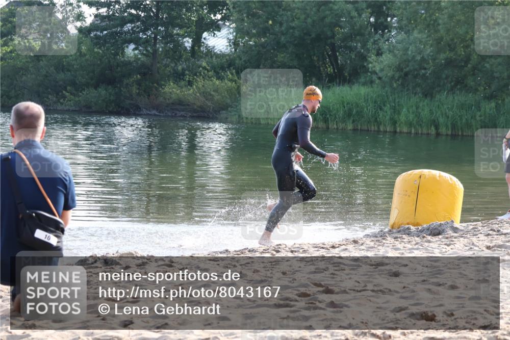 15.06.2025 - 27. Vierlanden-Triathlon Lena Gebhardt http://msf.ph/oto/8043167 15.06.2025 08:07:01 Schwimmen  meine-sportfotos.de