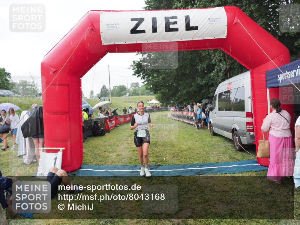 21.06.2025 - 27. Vierlanden-Triathlon MichiJ http://msf.ph/oto/8043168 15.06.2026 13:39:53 Ziel 834, 929 meine-sportfotos.de