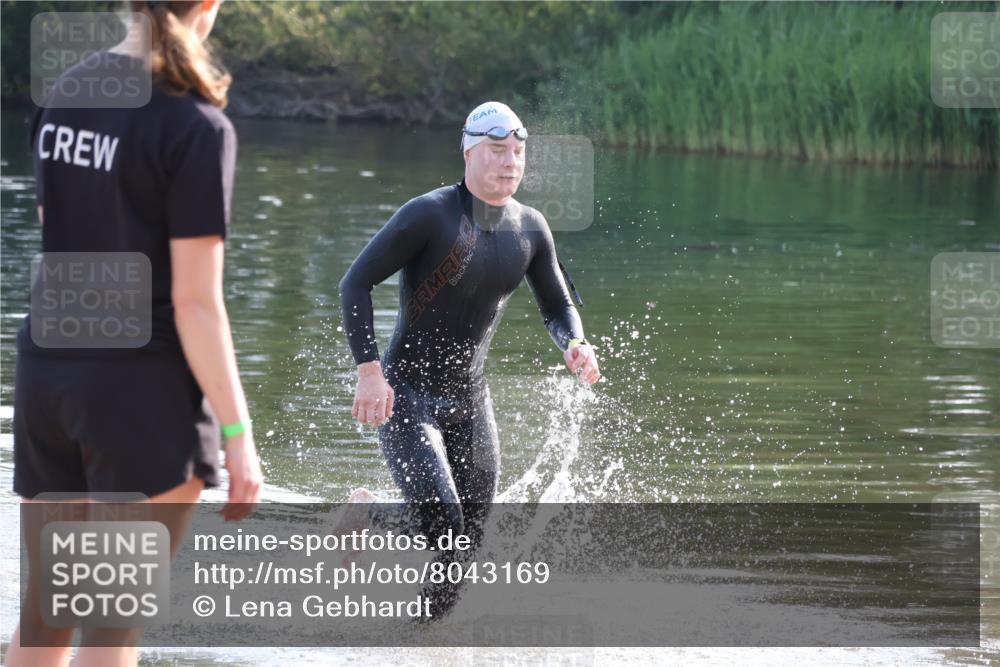 15.06.2025 - 27. Vierlanden-Triathlon Lena Gebhardt http://msf.ph/oto/8043169 15.06.2025 08:28:26 Schwimmen 10 meine-sportfotos.de