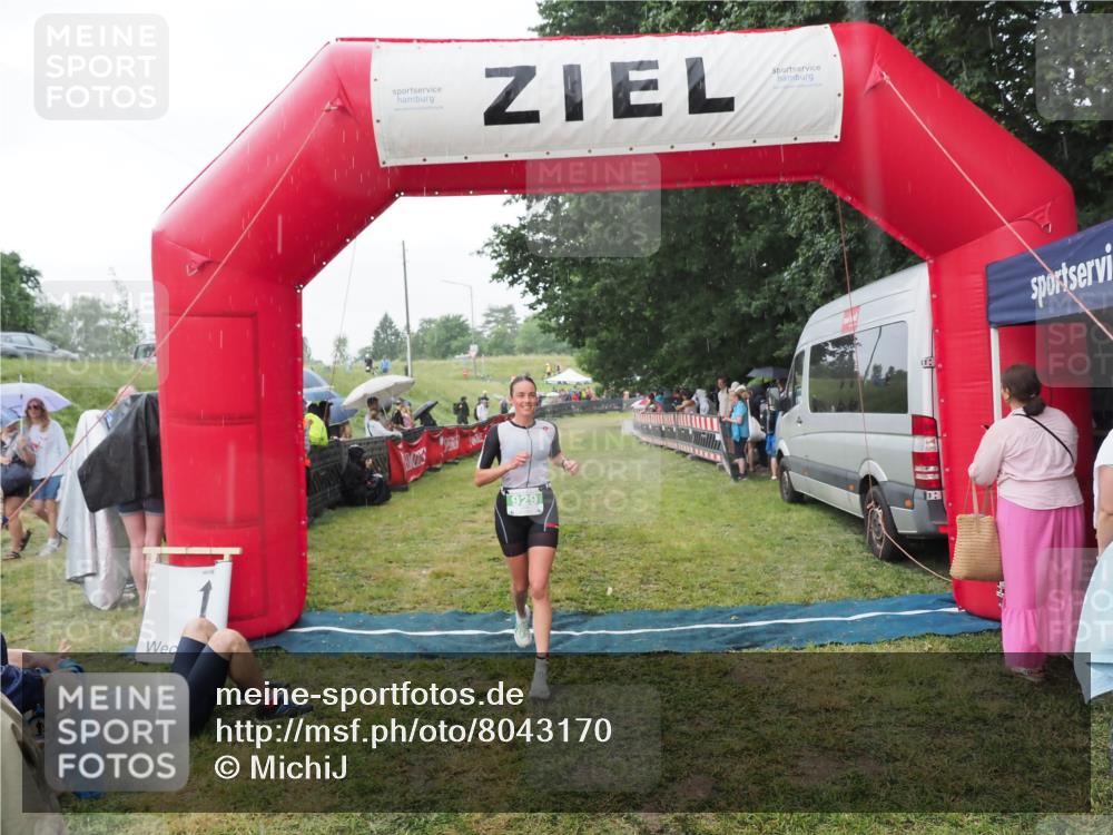 21.06.2025 - 27. Vierlanden-Triathlon MichiJ http://msf.ph/oto/8043170 15.06.2026 13:39:54 Ziel 834, 929 meine-sportfotos.de