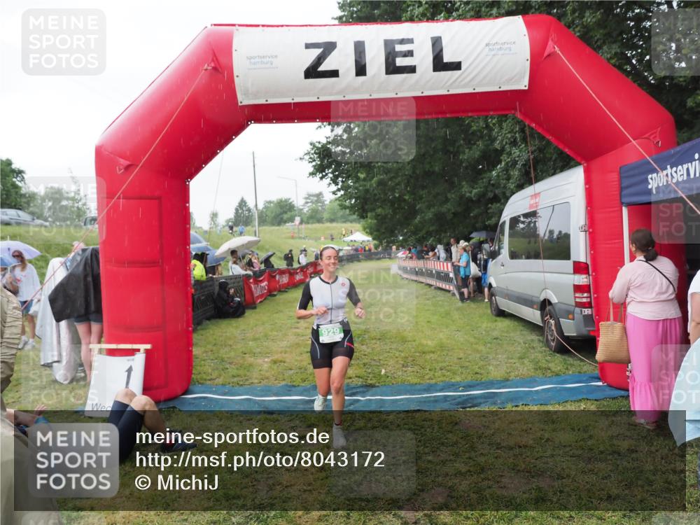 21.06.2025 - 27. Vierlanden-Triathlon MichiJ http://msf.ph/oto/8043172 15.06.2026 13:39:54 Ziel 834, 929 meine-sportfotos.de