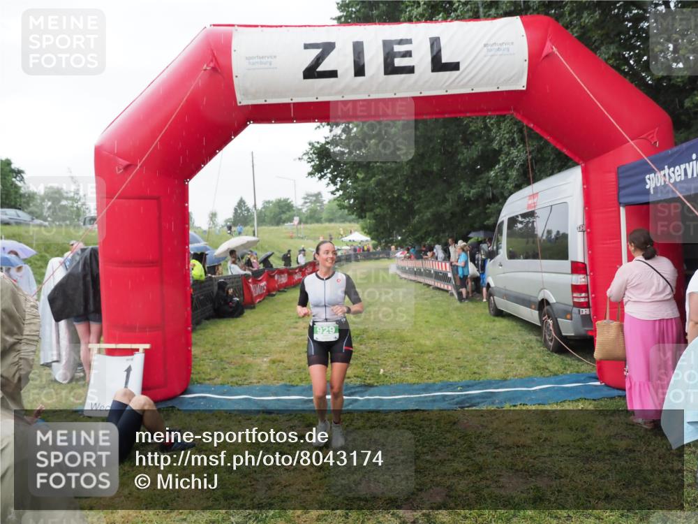 21.06.2025 - 27. Vierlanden-Triathlon MichiJ http://msf.ph/oto/8043174 15.06.2026 13:39:54 Ziel 834, 929 meine-sportfotos.de