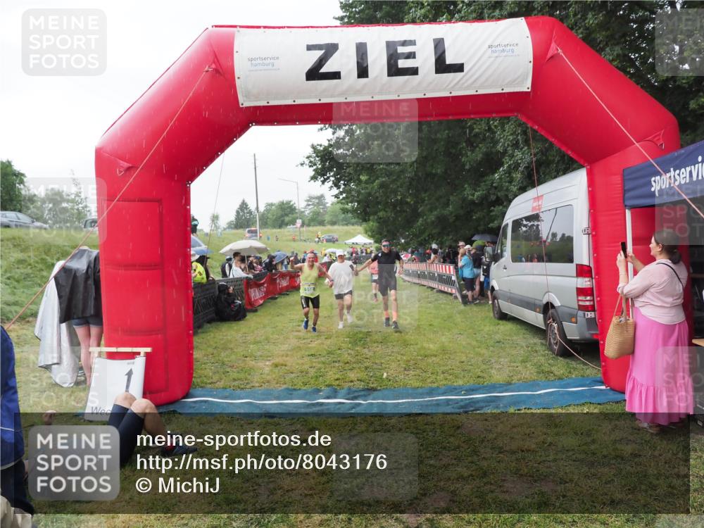 21.06.2025 - 27. Vierlanden-Triathlon MichiJ http://msf.ph/oto/8043176 15.06.2026 13:40:12 Ziel 879, 950 meine-sportfotos.de