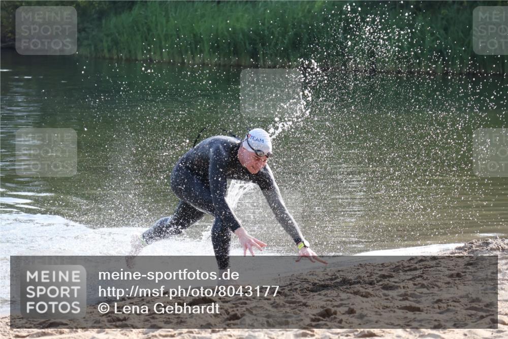 15.06.2025 - 27. Vierlanden-Triathlon Lena Gebhardt http://msf.ph/oto/8043177 15.06.2025 08:28:26 Schwimmen 10 meine-sportfotos.de