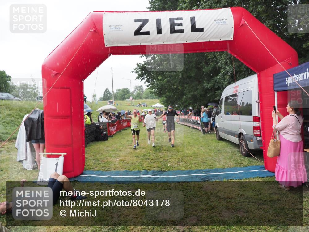 21.06.2025 - 27. Vierlanden-Triathlon MichiJ http://msf.ph/oto/8043178 15.06.2026 13:40:12 Ziel 879, 950 meine-sportfotos.de