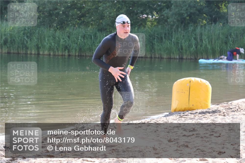 15.06.2025 - 27. Vierlanden-Triathlon Lena Gebhardt http://msf.ph/oto/8043179 15.06.2025 08:28:28 Schwimmen 10 meine-sportfotos.de