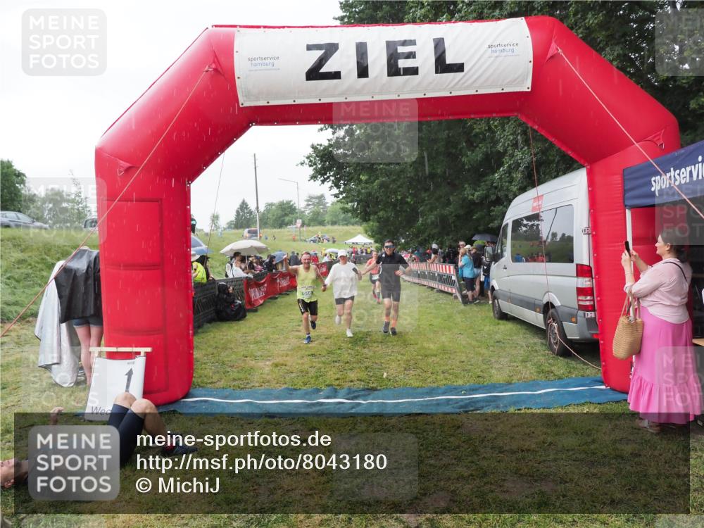 21.06.2025 - 27. Vierlanden-Triathlon MichiJ http://msf.ph/oto/8043180 15.06.2026 13:40:12 Ziel 879, 950 meine-sportfotos.de