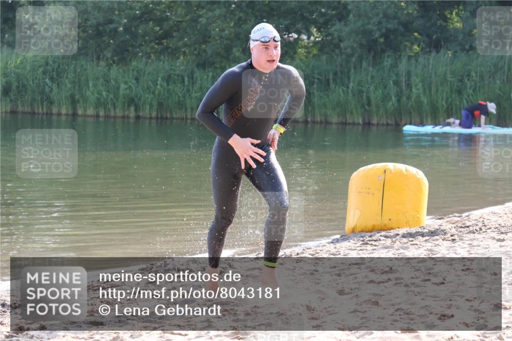 15.06.2025 - 27. Vierlanden-Triathlon Lena Gebhardt http://msf.ph/oto/8043181 15.06.2025 08:28:28 Schwimmen 10 meine-sportfotos.de