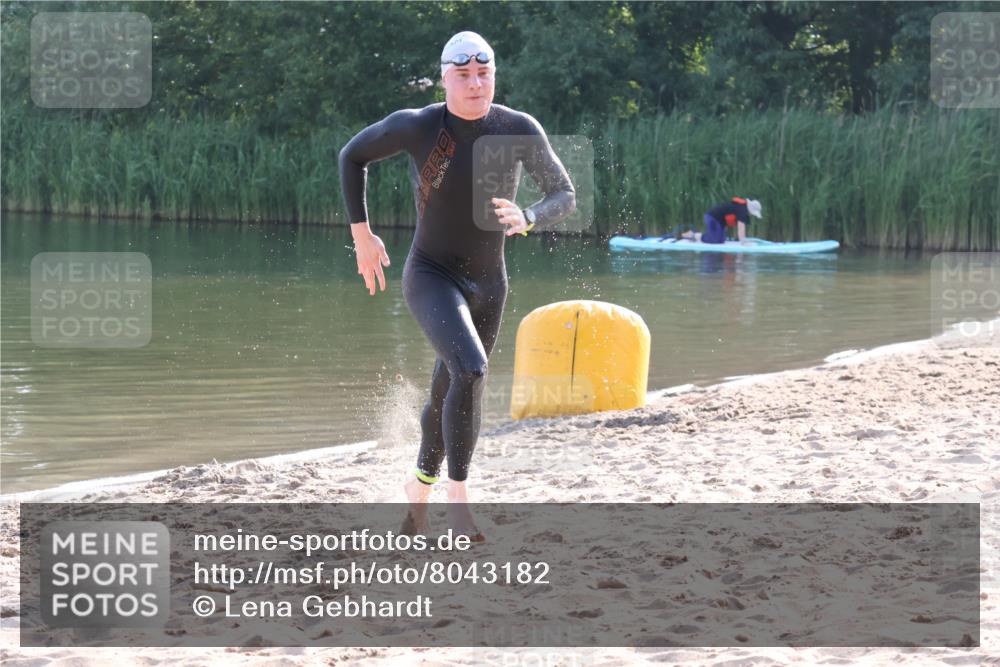 15.06.2025 - 27. Vierlanden-Triathlon Lena Gebhardt http://msf.ph/oto/8043182 15.06.2025 08:28:29 Schwimmen 10 meine-sportfotos.de