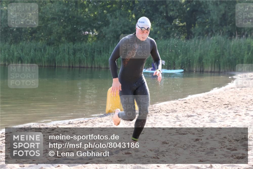 15.06.2025 - 27. Vierlanden-Triathlon Lena Gebhardt http://msf.ph/oto/8043186 15.06.2025 08:28:29 Schwimmen 10 meine-sportfotos.de