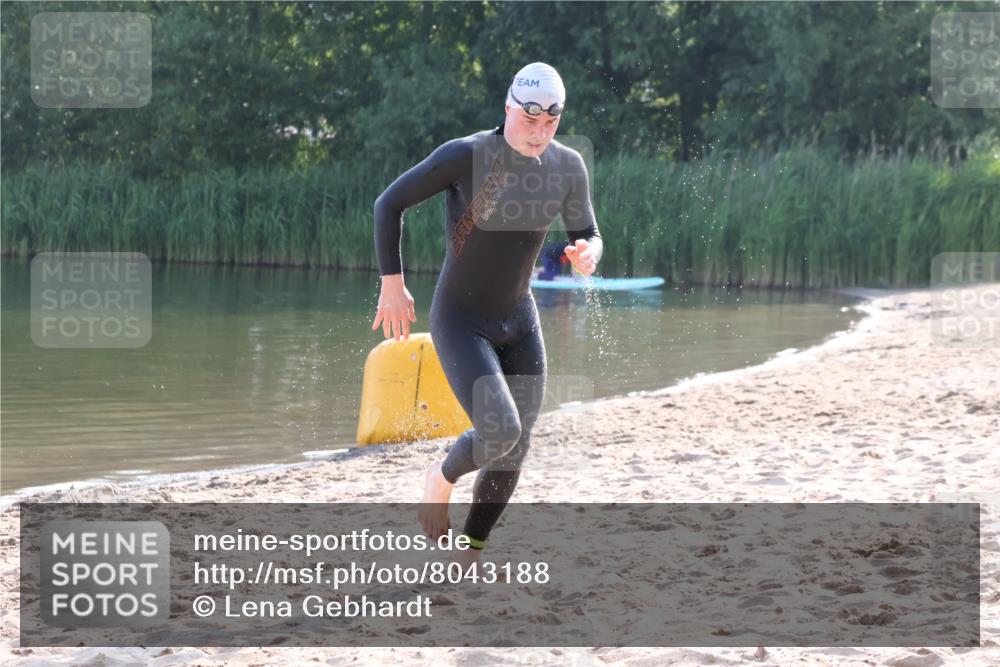 15.06.2025 - 27. Vierlanden-Triathlon Lena Gebhardt http://msf.ph/oto/8043188 15.06.2025 08:28:29 Schwimmen 10 meine-sportfotos.de