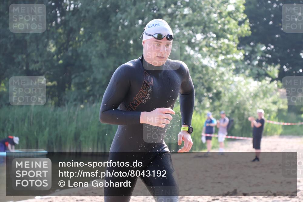 15.06.2025 - 27. Vierlanden-Triathlon Lena Gebhardt http://msf.ph/oto/8043192 15.06.2025 08:28:30 Schwimmen 10 meine-sportfotos.de