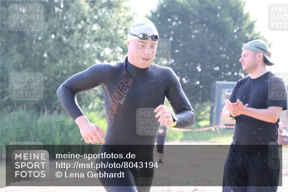 15.06.2025 - 27. Vierlanden-Triathlon Lena Gebhardt http://msf.ph/oto/8043194 15.06.2025 08:28:30 Schwimmen 10 meine-sportfotos.de