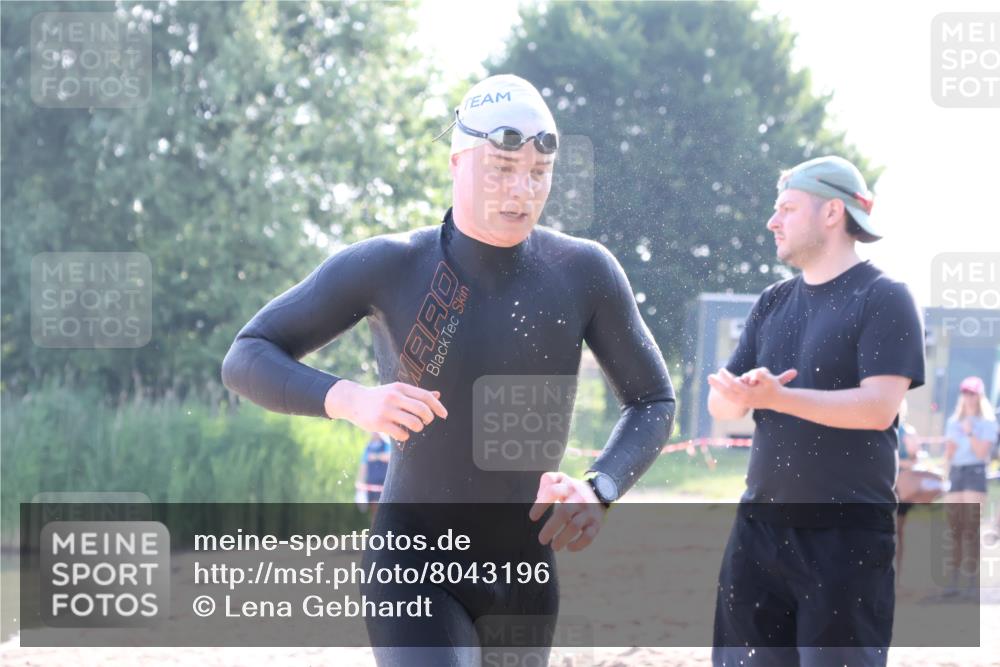15.06.2025 - 27. Vierlanden-Triathlon Lena Gebhardt http://msf.ph/oto/8043196 15.06.2025 08:28:31 Schwimmen 10 meine-sportfotos.de