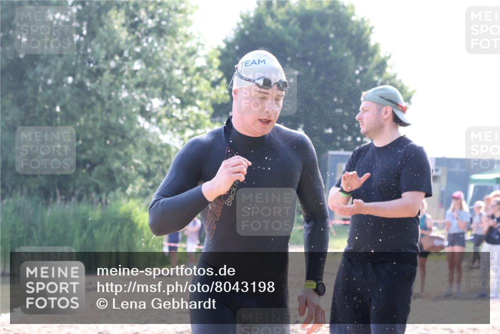 15.06.2025 - 27. Vierlanden-Triathlon Lena Gebhardt http://msf.ph/oto/8043198 15.06.2025 08:28:31 Schwimmen 10 meine-sportfotos.de
