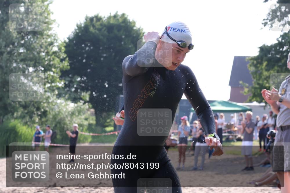 15.06.2025 - 27. Vierlanden-Triathlon Lena Gebhardt http://msf.ph/oto/8043199 15.06.2025 08:28:31 Schwimmen 10 meine-sportfotos.de